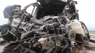 KMOda korkutan kaza: Araç bariyerlere çarparak alev aldı