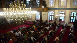 Kocaelide vatandaşlar bayram namazı için camileri doldurdu