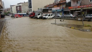 Kocaelide yağmur caddeleri göle çevirdi