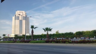 Konser için yüzlerce metrelik kuyruk