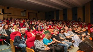 Konserde orkestrada yer alan müzik öğretmenine sürpriz evlilik teklifi