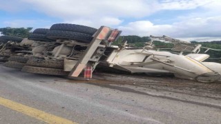 Kontrolden çıkan beton mikseri devrildi: 1 yaralı