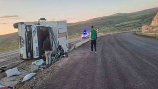 Kontrolden çıkan kamyon yan yattı, 2 kişi yaralandı