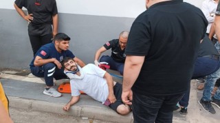 Kontrolden çıkan otomobil önce motosiklete çarptı sonra işyerine daldı
