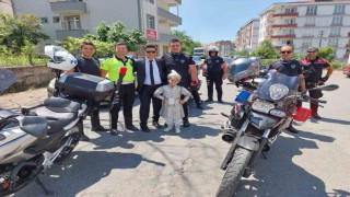 Küçük Erbakana Yunus polislerinden jest