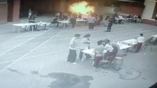 Küçükçekmecede özel bir okulda deney sırasında yaşanan patlama anı kamerada