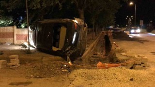 Kum birikintisi ve ağaca çarpan araç yan yattı: 2 yaralı