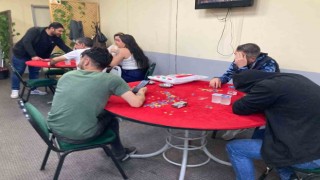 Kumarbazlar jandarmayı karşılarında görünce ne yapacağını şaşırdı