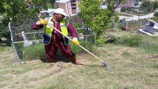 Kurban Bayramı öncesi mezarlıklarda bakım ve temizlik çalışmaları hız kesmeden devam ediyor