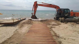 Kuşadası Belediyesi, denizde de engelleri kaldırıyor