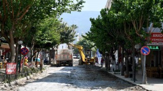 Kuşadası Özer Türk Caddesinde yenileme çalışmaları başladı