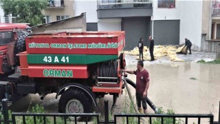 Kütahya OBM personeli sel baskınlarında su tahliyelerine destek verdi