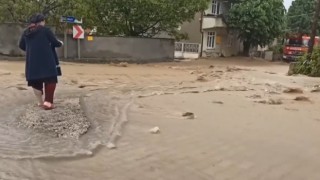 Ladikte sağanak nedeniyle sokaklar dere gibi aktı