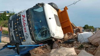 Lastiği patlayan hafriyat kamyonu başka bir araca çarpıp devrildi