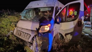 Lastiği patlayan servis aracı şarampole yuvarlandı: 14 yaralı