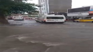 Lüleburgazda sağanak yağış yolları göle çevirdi
