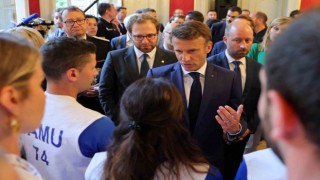 Macrondan parkta bıçaklı saldırıya uğrayan çocuklara ziyaret