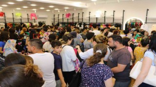 Mağaza açılışı izdihama dönüştü