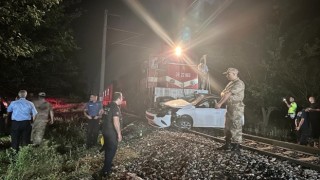 Malatyada yolcu treni hemzemin geçitte otomobile çarptı: 1 ölü