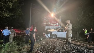 Malatyada yolcu treni hemzemin geçitte otomobile çarptı: 1 ölü