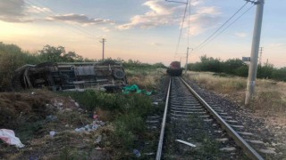 Malatyada yük treni ile minibüs çarpıştı: 2 yaralı