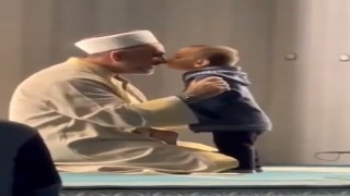 Maltepede dua okuyan imam ile çocuğun oyunu yürek ısıttı