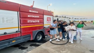 Manisa İtfaiyesi bayramda depremzede çocuklara moral oldu