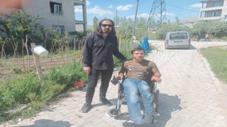 Manisa Valisi Özmenden Vanlı engelliye akülü sandalye