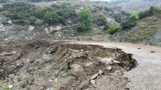 Manisada heyelan sebebiyle kapanan yol yeniden ulaşıma açıldı