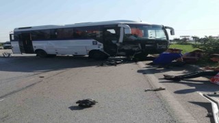Manisada servis otobüsü traktörle çarpıştı: 1i ağır 6 yaralı