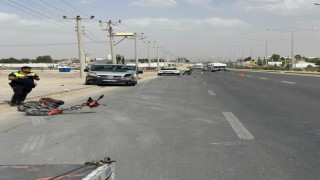 Mardinde hafif ticari araç motosiklete çarptı: 2 yaralı