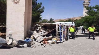 Mardinde hurda yüklü araç devrildi: 1i ağır 2 yaralı