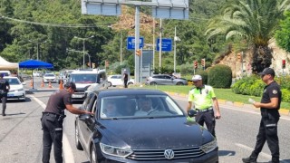 Marmariste trafik ekipleri ilçe girişinde gelen sürücülerin bayramını kutlayıp broşür dağıttı