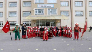 Mektepli minik mehteranlar geçmişten geleceği köprü oluyor