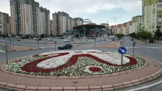 Melikgazide kavşaklar çiçeklerle süslendi