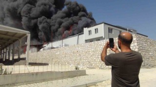 Mersin Silifke OSBde mobilya fabrikası yangını, ekipler müdahale ediyor