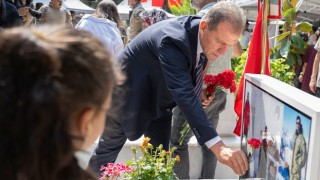 Mersin'de Şehitler Dualarla Anıldı ve Mezarlarına Karanfiller Bırakıldı.