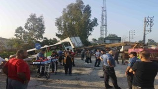 Mersinde yolcu otobüsü önce kamyona, ardından tıra çarptı: 1 ölü, 28 yaralı