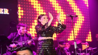 Merve Özbey Bursada coşturdu