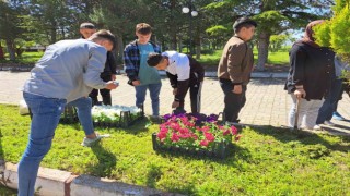 Meslek lisesi öğrencileri çiçek dikti