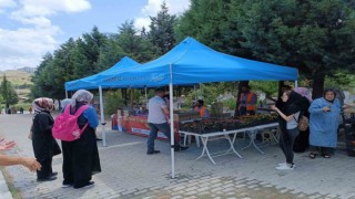 Mezarlık ziyareti yapan vatandaşlara çiçek dağıtıldı