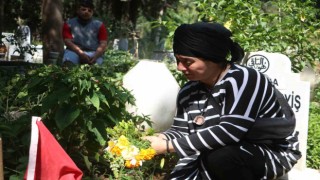 Mezarlıkta acı ziyaret: Gözü yaşlı hala, yeğeninin doğum gününü unutmadı