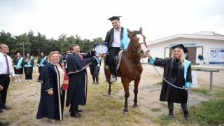 Mezuniyet belgelerini at üzerinde aldılar