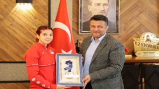 Milli sporcu Bayrak, Çarşambaya madalyayla döndü