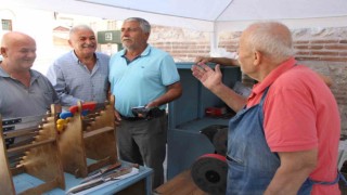 ‘Minik Kuş lakaplı bıçakçıdan müşterilerine tezgah başında konser