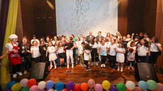 Miniklerin sevincine ortak olan Yüceden mesaj: “Çocuk gülerse dünya güler”