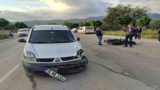 Motosiklet hafif ticari araçla çarpıştı