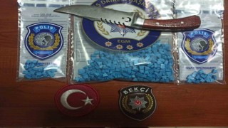 Motosikletli uyuşturucu kuryesinin poşetinden 500 extacy çıktı