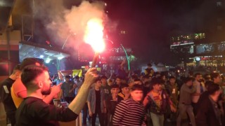 Muşta Galatasaray taraftarı şampiyonluğu ve Fenerbahçe galibiyetini coşku ile kutladı