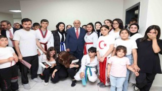 Naim Süleymanoğlu Kapalı Spor Salonu hizmete açıldı